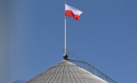 Polşada iki deputat cinayət işinə görə mandatdan məhrum edildi