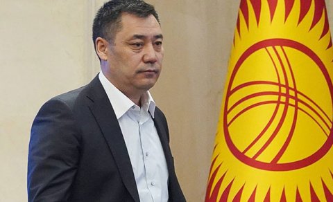 Japarov Qırğızıstan bayrağı ilə bağlı qanunu imzaladı