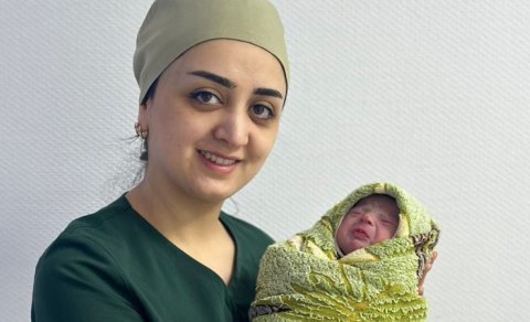 Sumqayıtda ilin ilk körpəsi dünyaya gəldi - FOTO