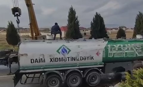 Samuxda yanacaq daşıyan maşın aşdı: 40 ton benzin yola dağıldı - VİDEO