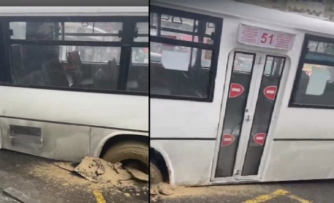 Bakıda sərnişin avtobusu qəzaya uğradı - VİDEO