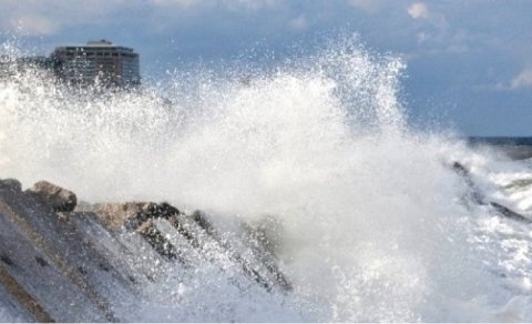 Xəzərdə dalğanın hündürlüyü 3.7 metrə çatıb
