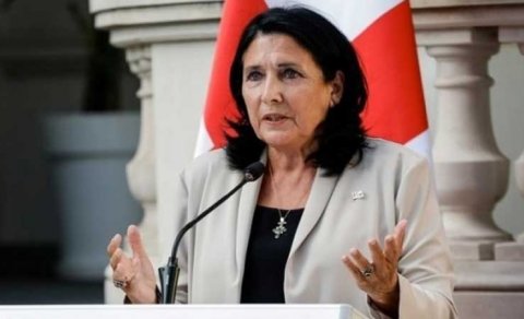 Gürcüstan prezidenti hakim partiyanı Rusiyaya görə ittiham etdi