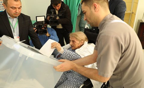 102 yaşlı Fatma Səttarova səs verdi - FOTO