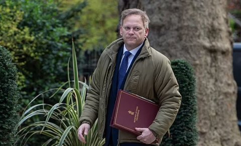 Britaniyanın müdafiə naziri fırıldaqçılıqda ittiham olundu