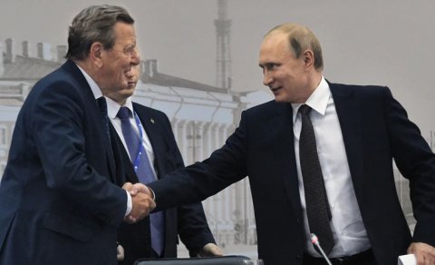 Keçmiş kansler Putinlə dostluğundan istifadə edərək Ukraynada sülhə nail olmaq istəyir