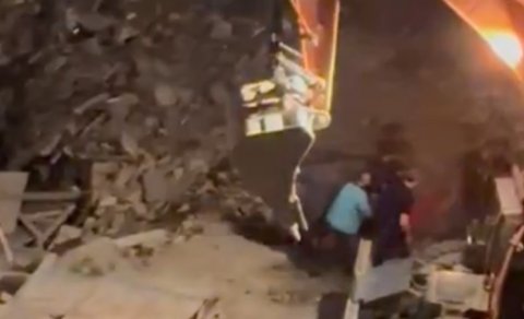 Qadın evindən zorla çıxarıldı: Bakıda gecə söküntüsü - VİDEO