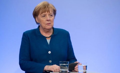 FT-dan Merkelə sərt tənqid: "Onun siyasəti sağçı ekstremizmə səbəb oldu"