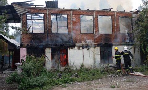 Ucarda ev yandı - Yol bərbad olduğuna görə yanğınsöndürən gec gəldi (FOTO)