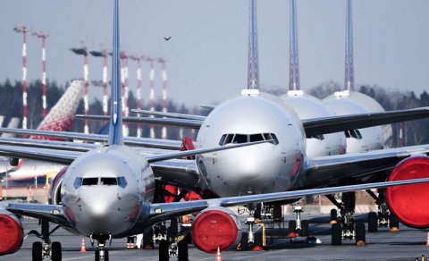 Təyyarə yerə endikdən sonra sərnişin təcili çıxış qapısını açdı, qanada çıxdı