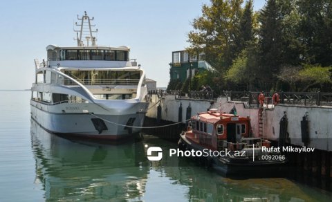 Bakı bulvarında məşhur "Mirvari" gəmisi yenidən göründü - FOTO