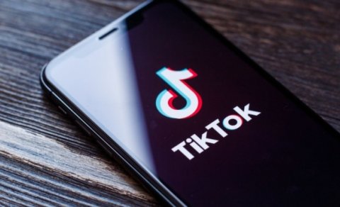 AK video tövsiyələri üçün "TikTok", "YouTube" və "Snapchat"ı araşdırır