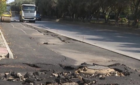 Bakıda yeni asfaltlanan yol çökdü - VİDEO