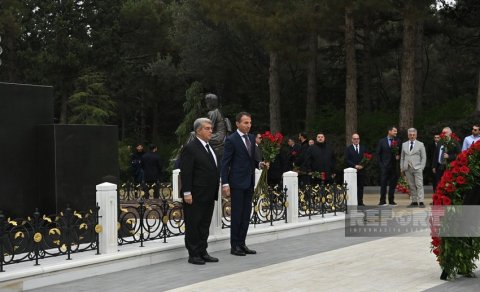 "Barselona" prezidenti Heydər Əliyevin məzarını ziyarət etdi