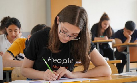 Abituriyentlərin imtahanda ingilis dili fənnindən daha yüksək nəticə göstərməsinin səbəbi nədir?