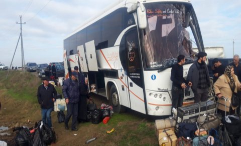 Naxçıvandan gələn avtobus Biləsuvarda "Kamaz"la toqquşdu, xəsarət alanlar var
