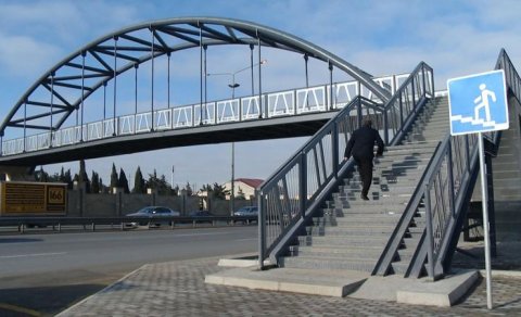Bakıda daha bir ərazidə yeni yerüstü piyada keçidi inşa edilib
