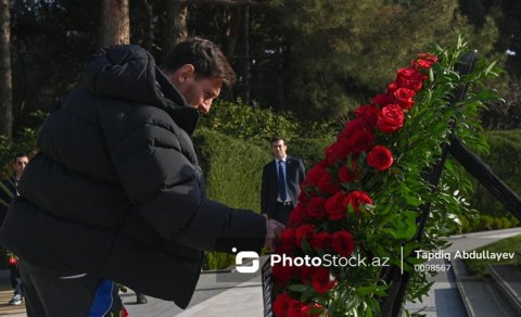 Lionel Messi Ulu Öndər Heydər Əliyevin məzarını ziyarət etdi - FOTO