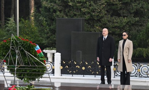 Prezident və birinci xanım Heydər Əliyevin məzarını ziyarət etdi - YENİLƏNİB
