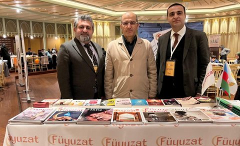 Cihangir İşbilir “Füyuzat” dərgisinin stendini ziyarət etdi - FOTO