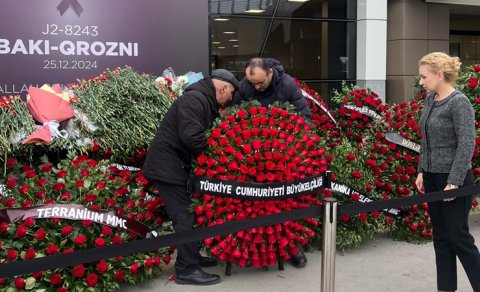 Türkiyə səfirliyinin nümayəndələri təyyarə qəzası qurbanlarının xatirəsini yad etdi - FOTO