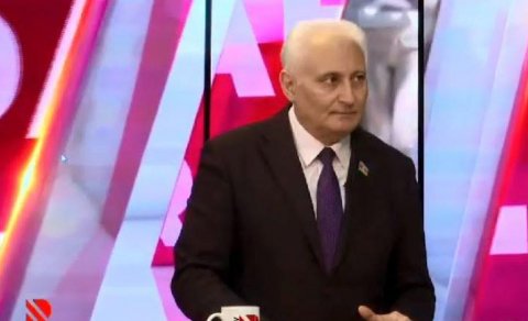 Real TV-nin canlı efirində deputatın halı pisləşdi