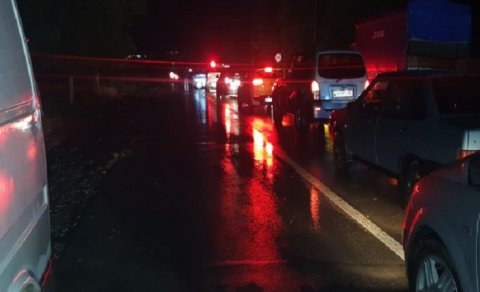 Məşhur müğənni Gəncə yolunda ağır qəzaya düşdü - TIR onları vurdu