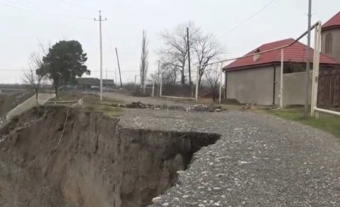 Bu kənd təhlükəli vəziyyətdədir: Çay öz məcrasından çıxıb, yol bağlanıb