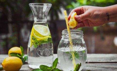 Limonlu su içilməlidirmi?