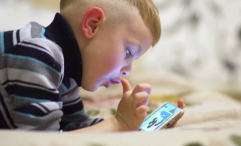 Telefon uşaqlara oyuncaq əvəzi verilir?