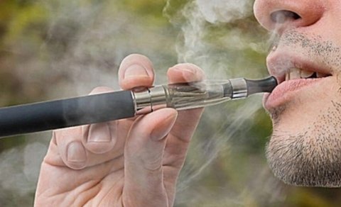 Alimlər: Elektron siqaretlər üç təhlükəli vəziyyətlə bağlı riski artırır