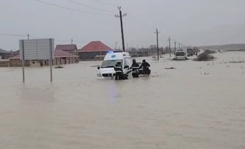 Təcili yardım maşını da suda batdı - FOTO/VİDEO