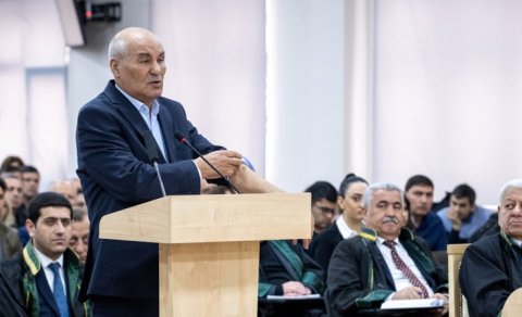 
Məhkəmədə zərərçəkmiş şəxs Madat Babayanı tanıdı: O, “sən türksən” deyib məni təpiklədi