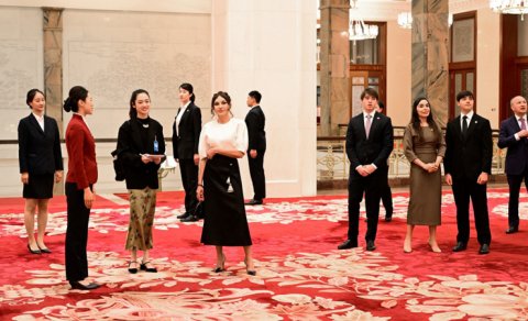 Mehriban Əliyeva, Leyla Əliyeva və ailə üzvləri Böyük Xalq Sarayı ilə tanış oldu - FOTO