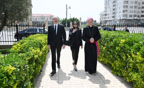 Prezidentlə xanımı Bakıdakı Müqəddəs Məryəm Ana kilsəsində olub - YENİLƏNİB