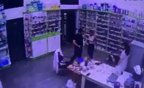 İşçisini döyməklə gündəmə gələn aptek müdiri bu dəfə özü döyüldü