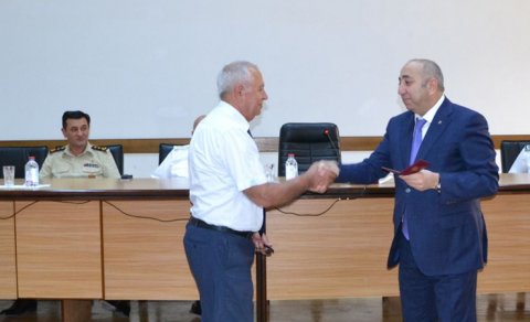 77 yaşlı sabiq rəis elektron qolbaqda gəzəcək