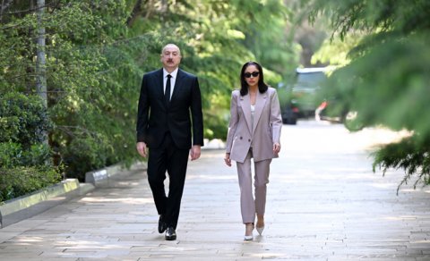 Prezident və birinci xanım Heydər Əliyevin məzarını ziyarət etdi - FOTO