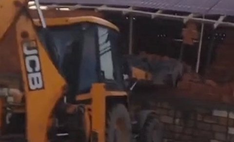 İcra hakimiyyəti vətəndaşın evini sökdürdü - VİDEO