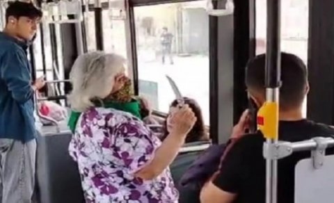 Bakıda avtobusda bıçaqla qeyri-adekvat hərəkətlər edən qadın saxlanıldı - VİDEO/YENİLƏNİB