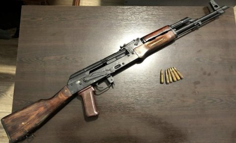 Bakıda maşından və evin qarşısından avtomat tapıldı
