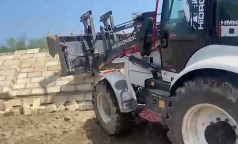 Daha bir qanunsuz tikili söküldü - VİDEO
