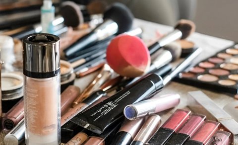 Kosmetik vasitələrin dəhşətli fəsadları üzə çıxdı: Mütəxəssisdən xəbərdarlıq