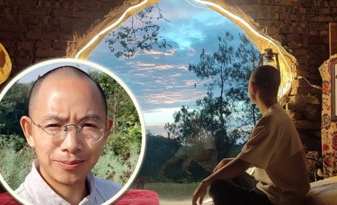 Dörd ildir mağarada yaşayır, evlənməkdən və işləməkdən imtina edir