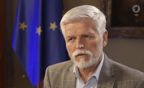 Çexiya prezidentindən Trampa: "Bizi uçurumdan itələməyin"