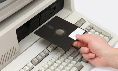 Milyonlarla insanın həyatı hələ də disketlərdən asılıdır!