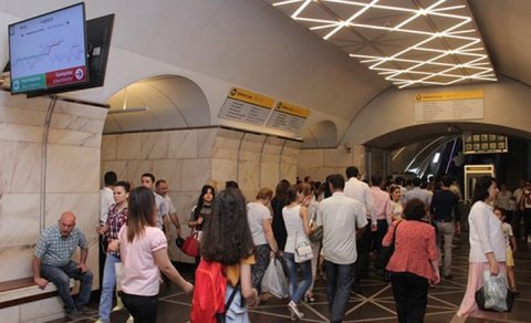 Metroda azyaşlıya qeyri-etik hərəkətlər etdi - Həbs olundu