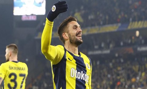"Qarabağ" "Fənərbağça"dan ayrılan məşhur futbolçu ilə maraqlanır