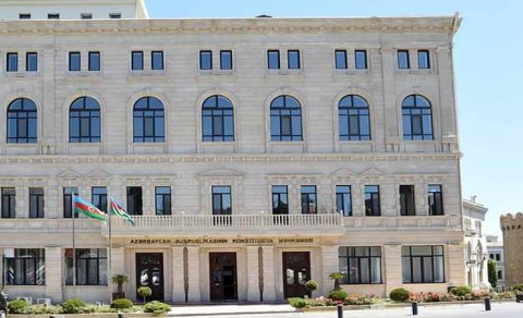 Konstitusiya Məhkəməsinə məxsus 8 maşın hərracda satılacaq