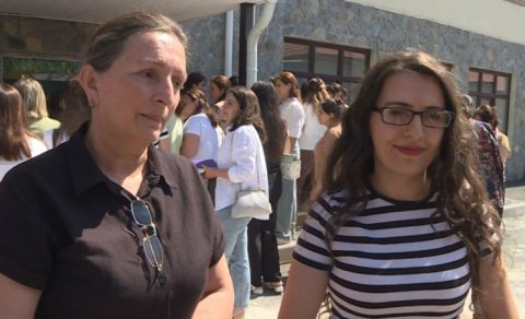 İmtahanda unikal hadisə: Ana və qızı eyni gündə yüksək baş topladı - FOTO